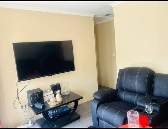 2 BEDROOM TOWNHOUSE FOR SALE IN RHODESFIELD